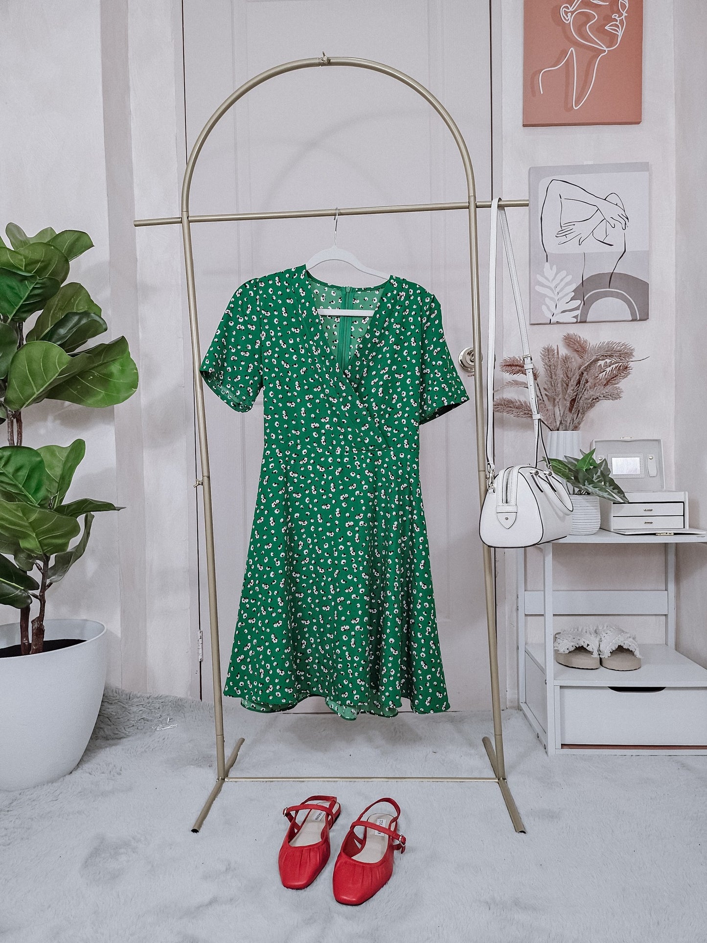 Green Floral Wrap Dress with V-Neck and Short Sleeves