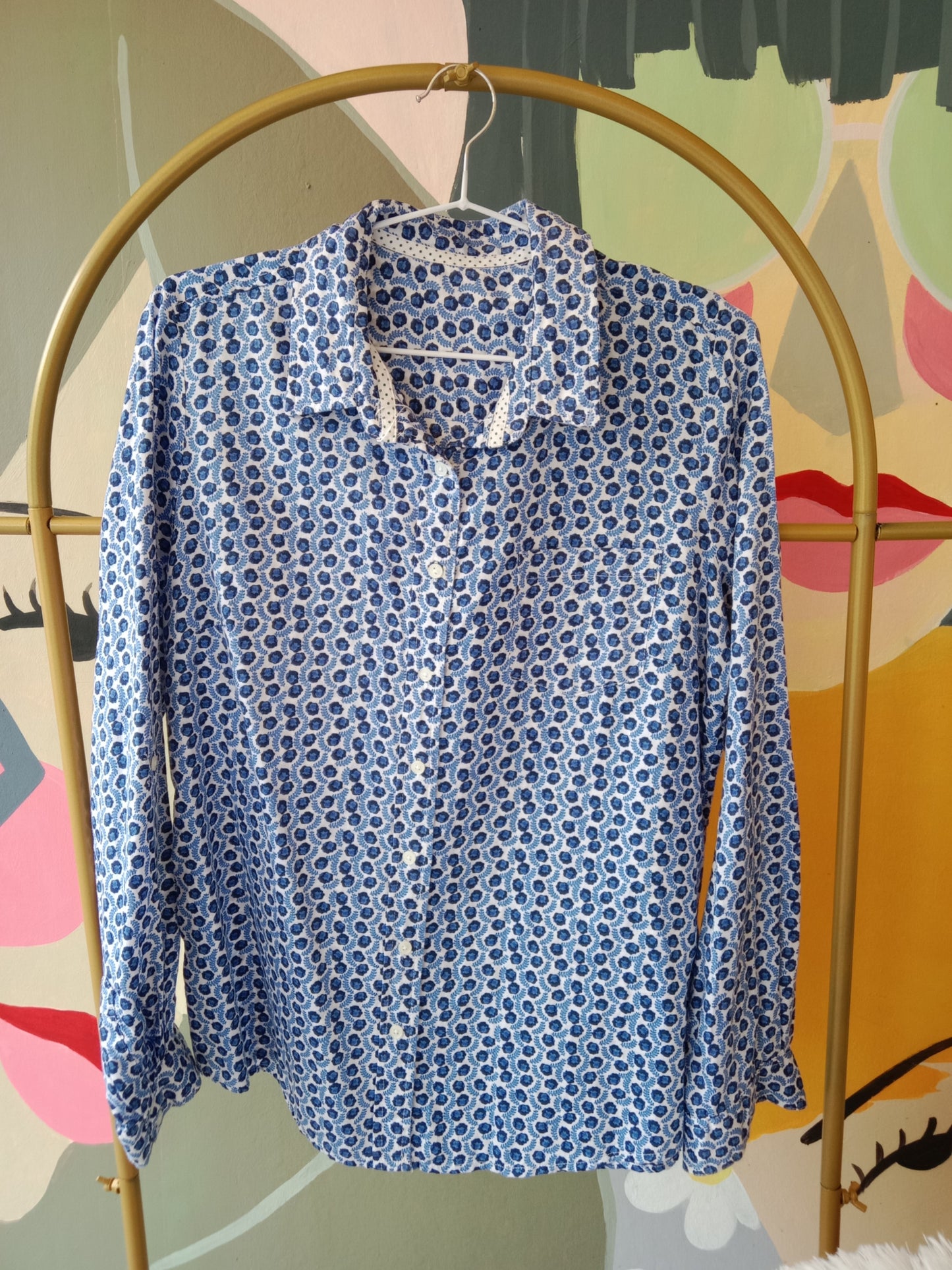 Retro-Inspired Blue Floral Button-Down Blouse – Long Sleeve Collared Top